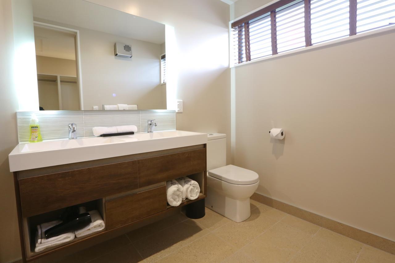 Golden Sun Apartment -Two Bedrooms, Three Bedrooms ไครสต์เชิร์ช ภายนอก รูปภาพ